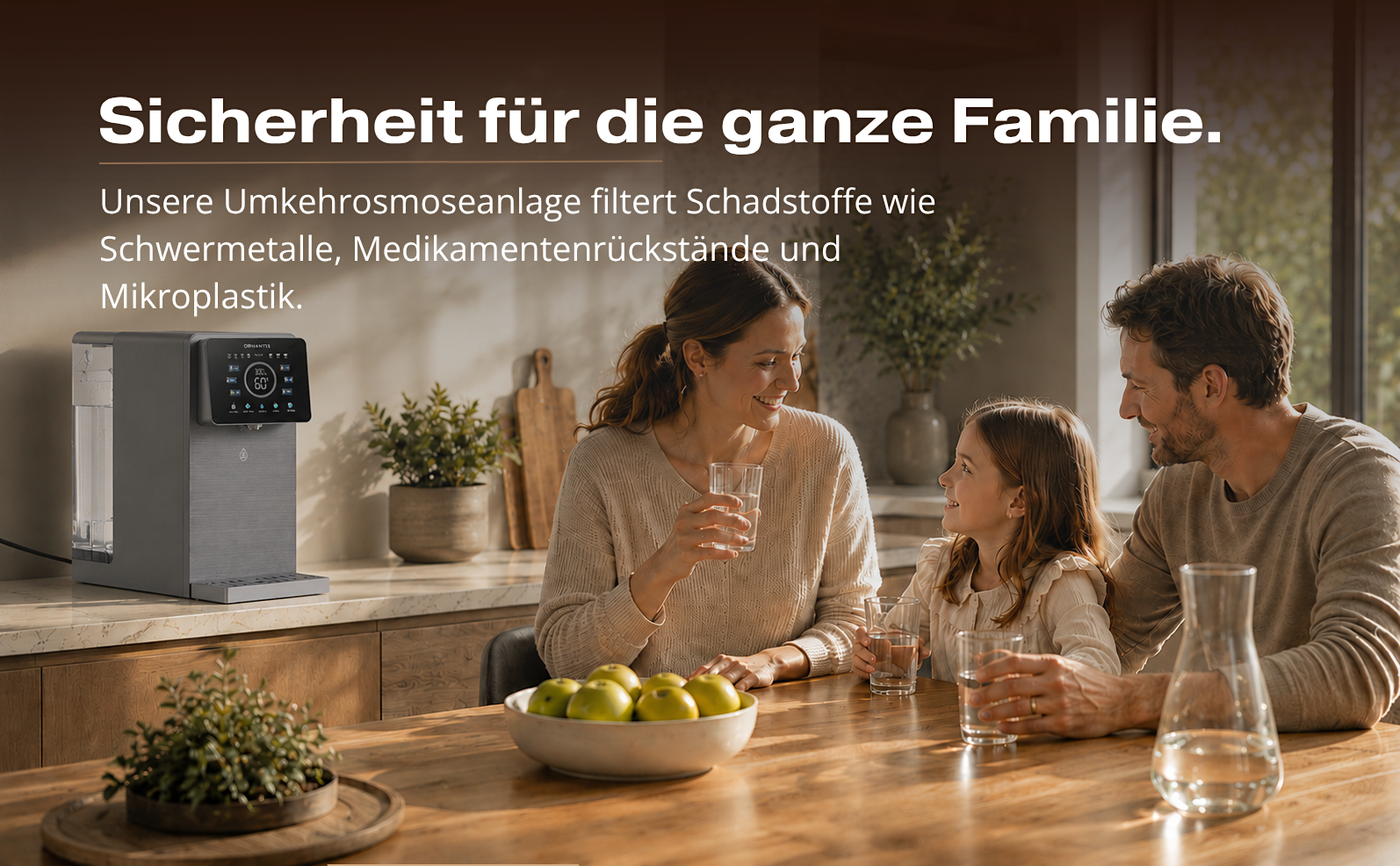 Sicherheit für die ganze Familie - Familie am Küchentisch mit Orvantis